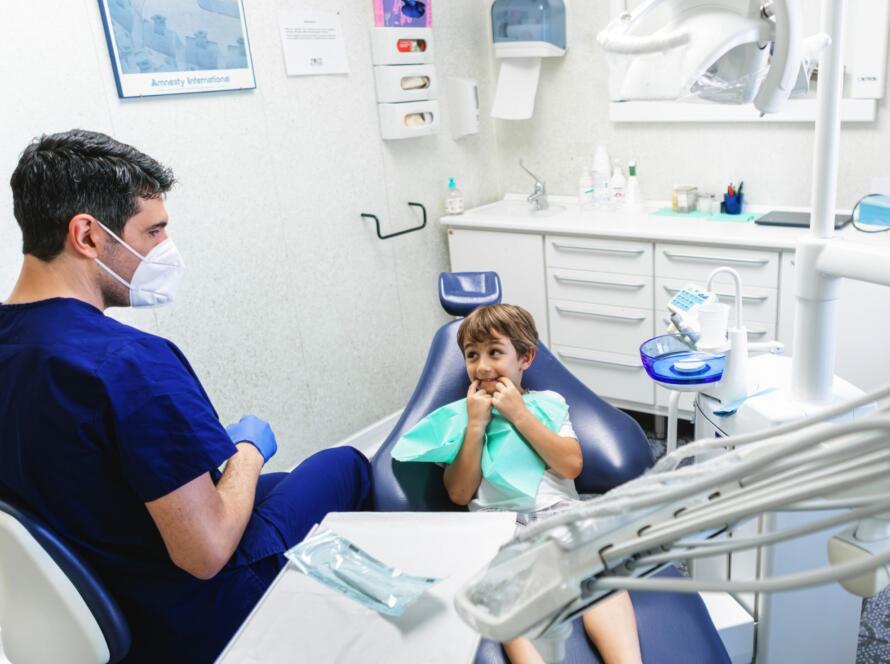 Il dentista Dr. Stefano Pagnoni esegue prima visita con bambino felice
