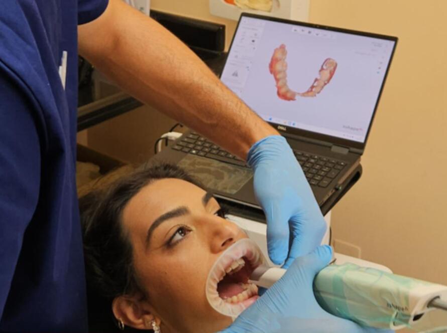 Il Dr. Stefano Pagnoni rileva le impronte dentali con scanner digitale