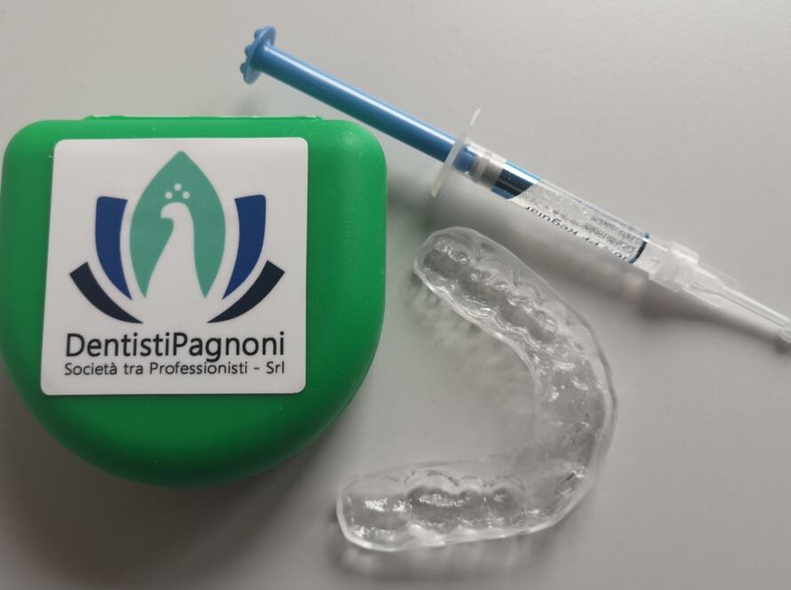 Kit per lo sbiancamento dentale professionale domiciliare di Dentisti Pagnoni contenente le mascherine trasparenti e il gel sbiancante