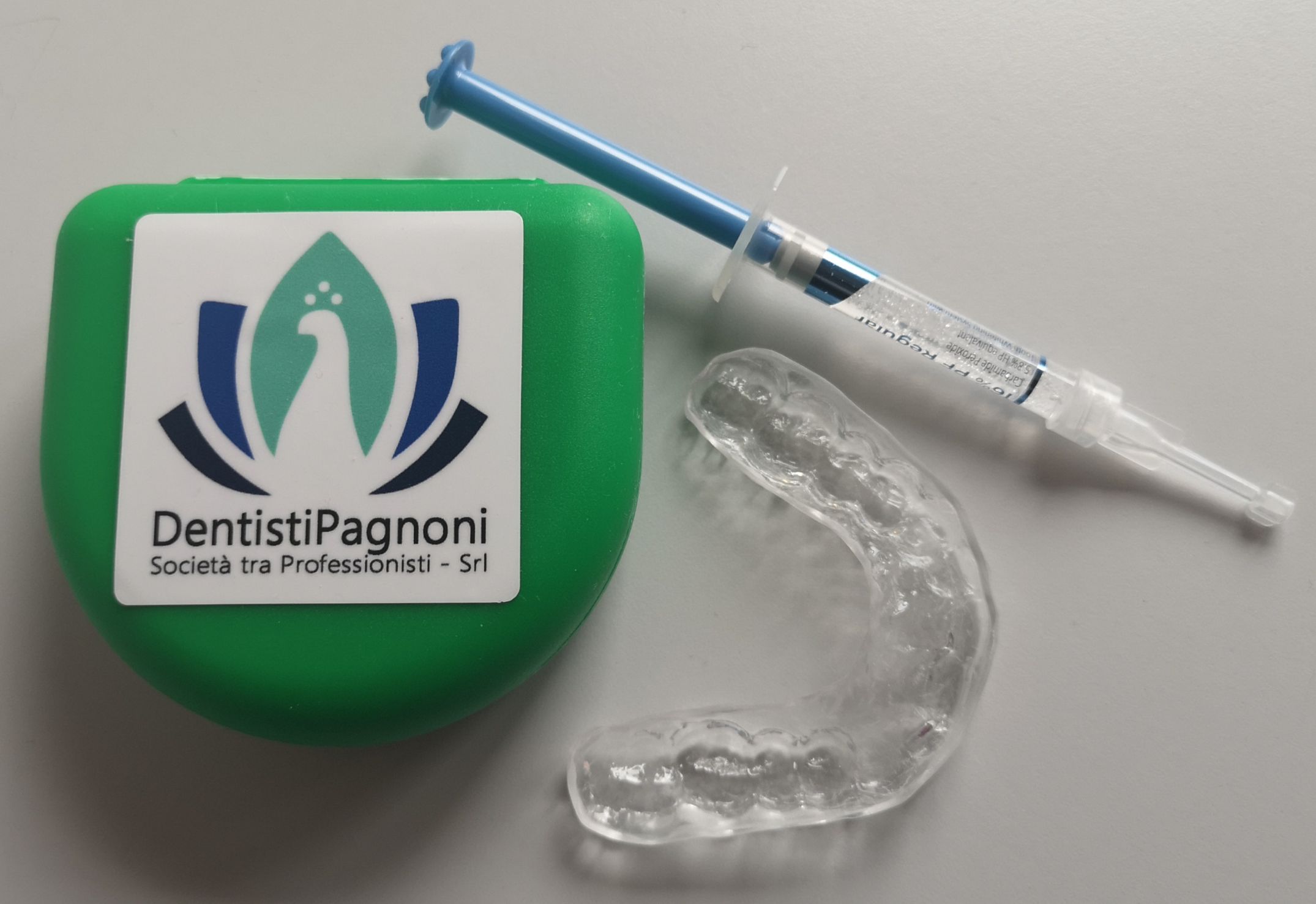 Kit per lo sbiancamento dentale professionale domiciliare di Dentisti Pagnoni contenente le mascherine trasparenti e il gel sbiancante
