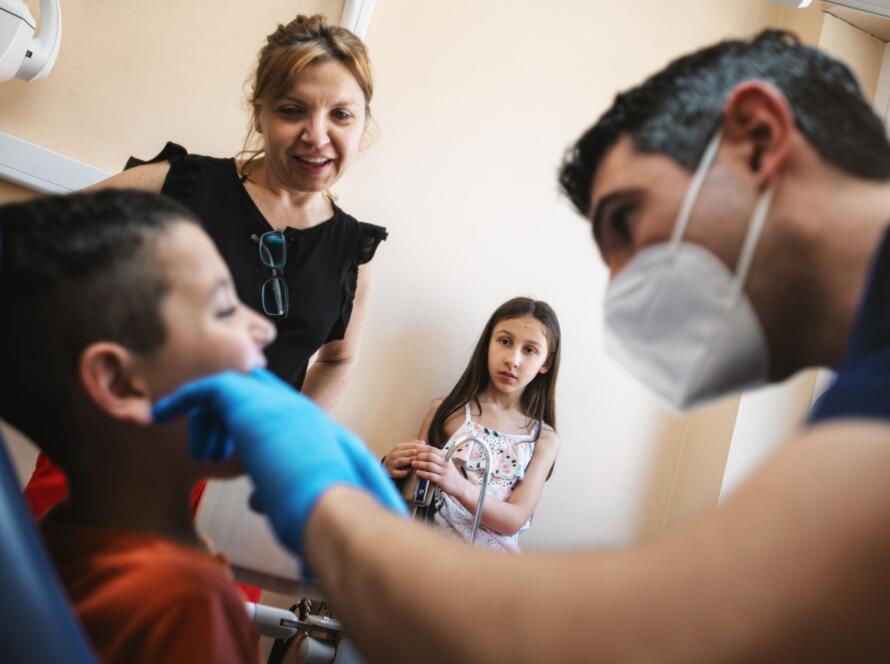 Il Dr. Stefano Pagnoni visita un bambino con denti da latte presso Dentisti Pagnoni ad Ascoli Piceno