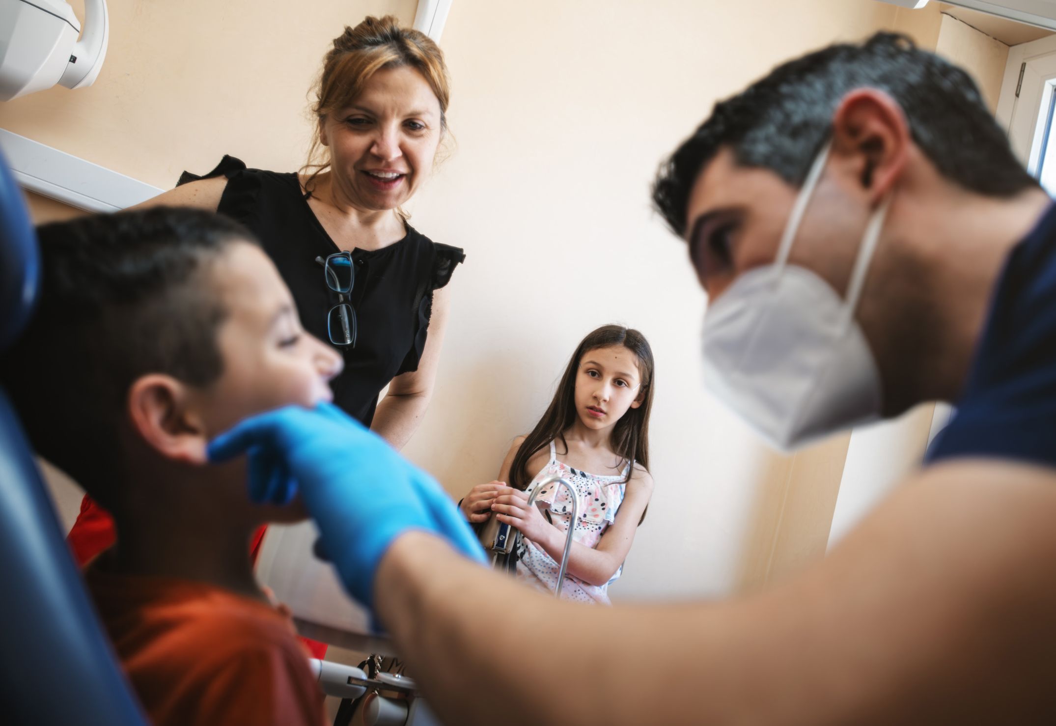 Il Dr. Stefano Pagnoni visita un bambino con denti da latte presso Dentisti Pagnoni ad Ascoli Piceno