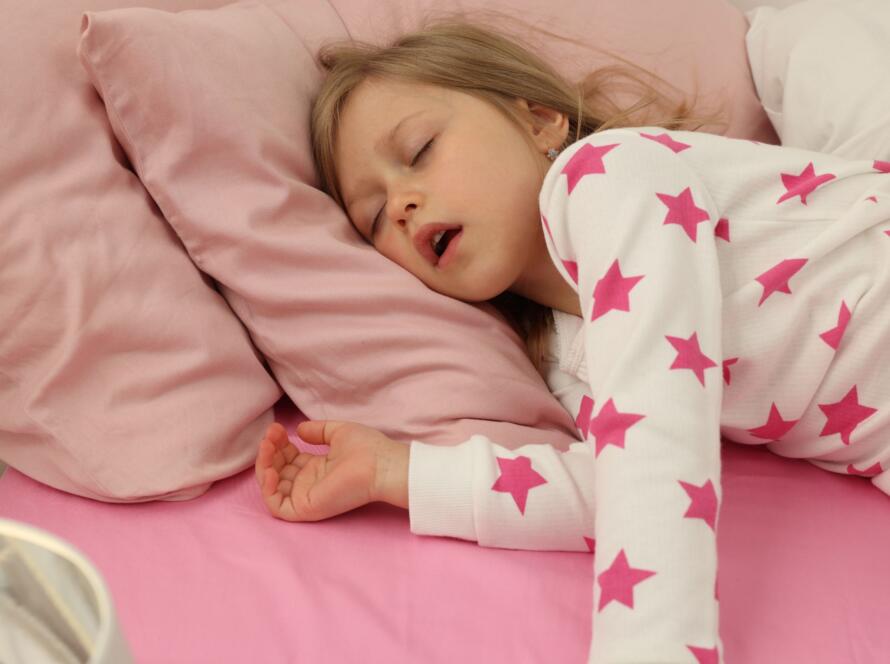 Bambina dorme con bocca aperta respirando in modo inadeguato