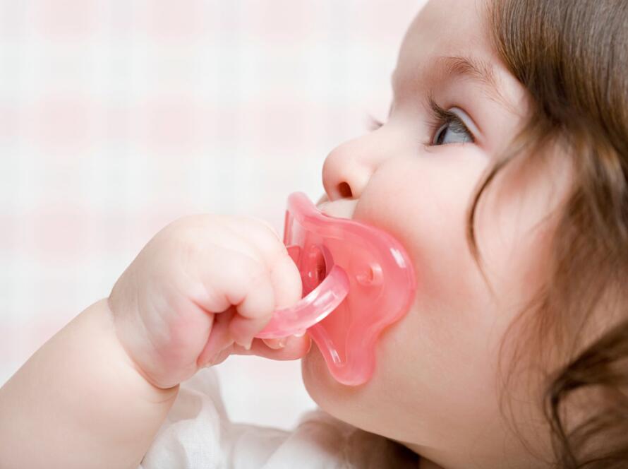 Bambina utilizza il ciuccio