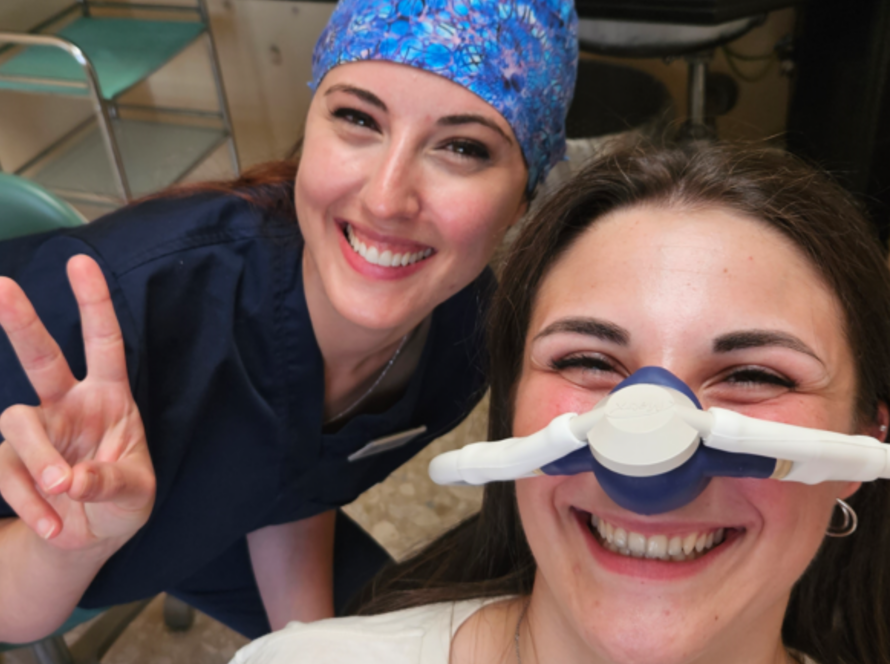 La Dr.ssa Valentina Fatale e la paziente che sta eseguendo la sedazione cosciente sorridono insieme