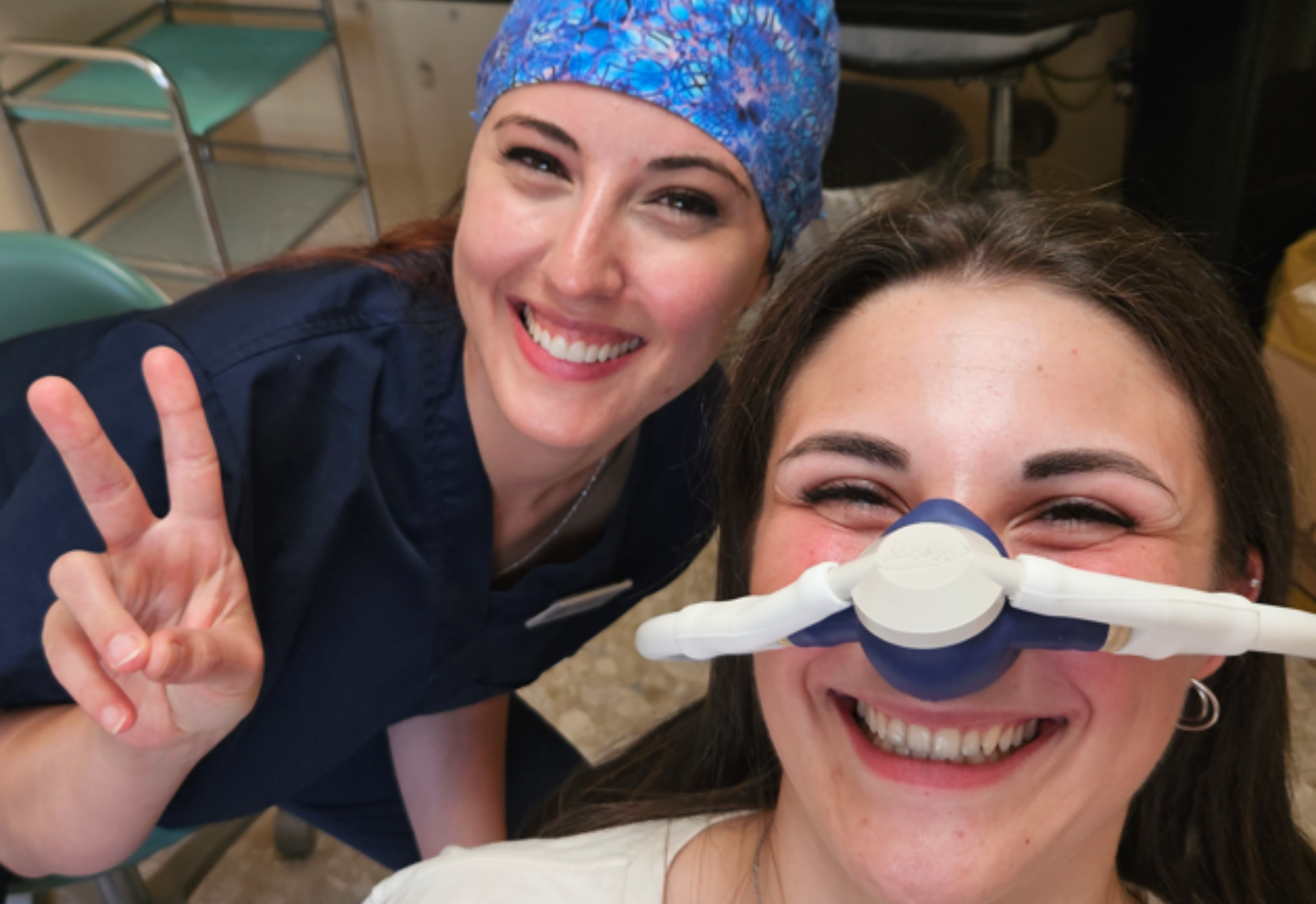 La Dr.ssa Valentina Fatale e la paziente che sta eseguendo la sedazione cosciente sorridono insieme